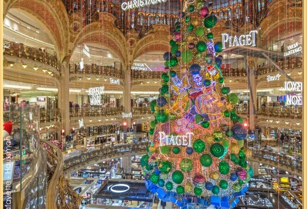 Sapin de Noël 2018 des Galeries Lafayette - Boulevard Haussmann. 2018 Christmas tree from Galeries Lafayette - Haussmann Boulevard.
